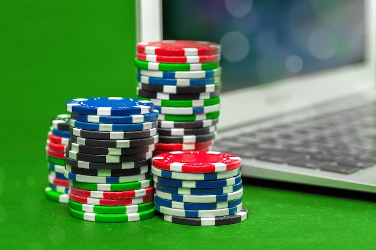 Pengguna menjelajahi halaman bantuan akun dan tips keamanan di platform hiburan